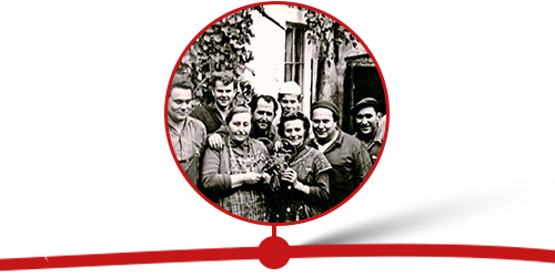 Zeitleistenbild, das Menschen zeigt, die in den alten Tagen bei Einhell vor dem Gebäude stehen.