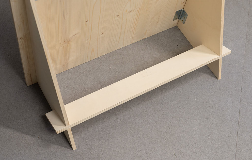 Rückansicht der DIY-Sektwand mit zwei seitlichen Stützen und einer quer eingesetzten Bodenleiste zur Stabilisierung.