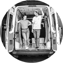 Ein Bild von Frank und Selina in ihrem Camper Van.