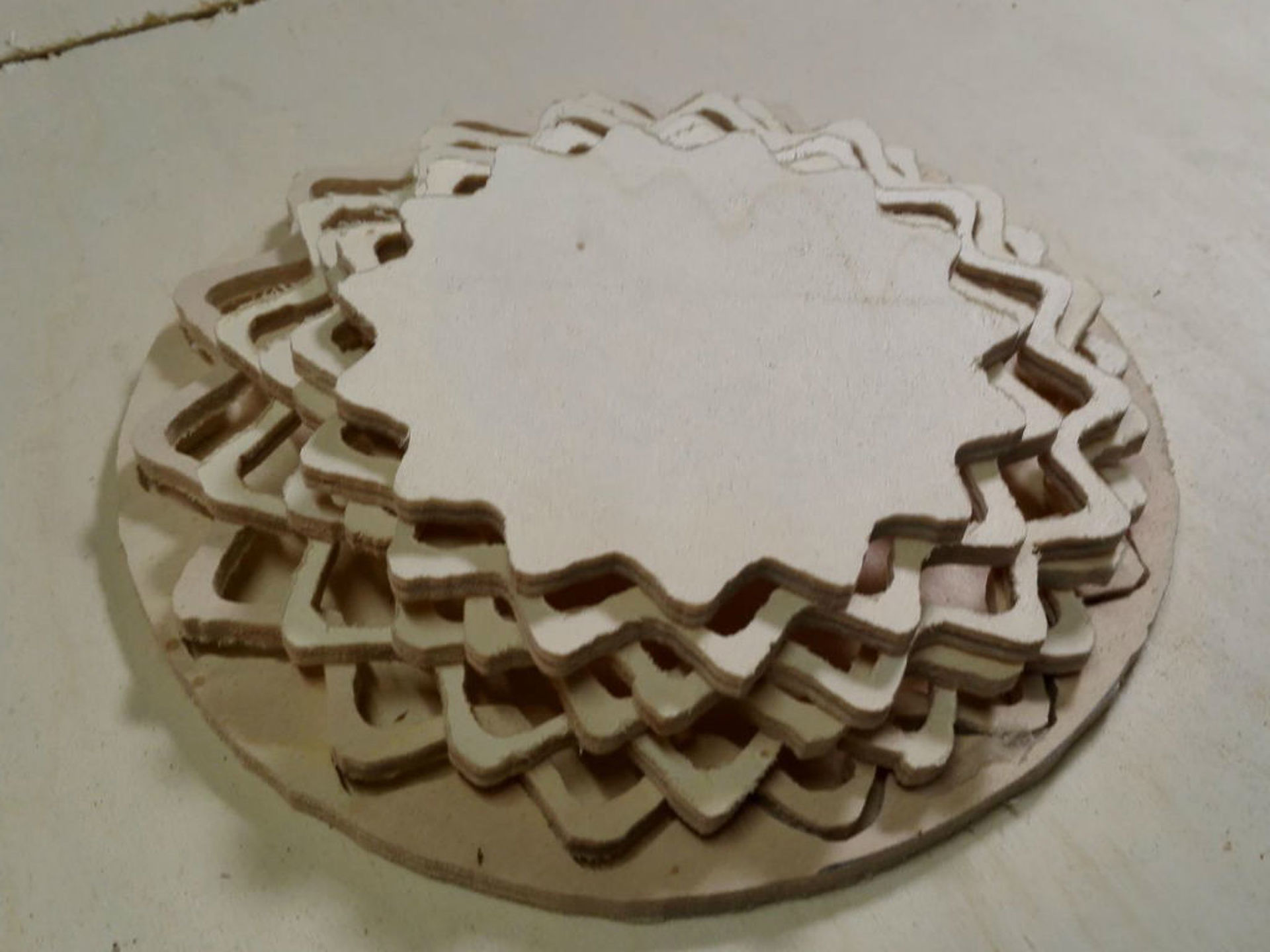 Aus Holz gefräste Dekoration