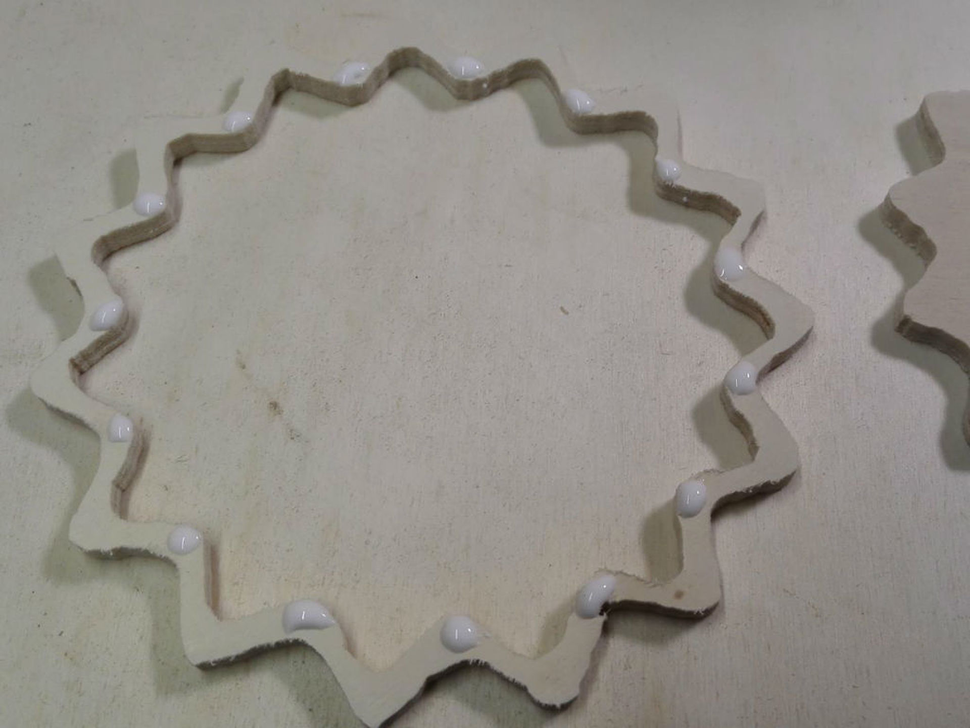 Eine sternförmige Holzschablone mit Leim
