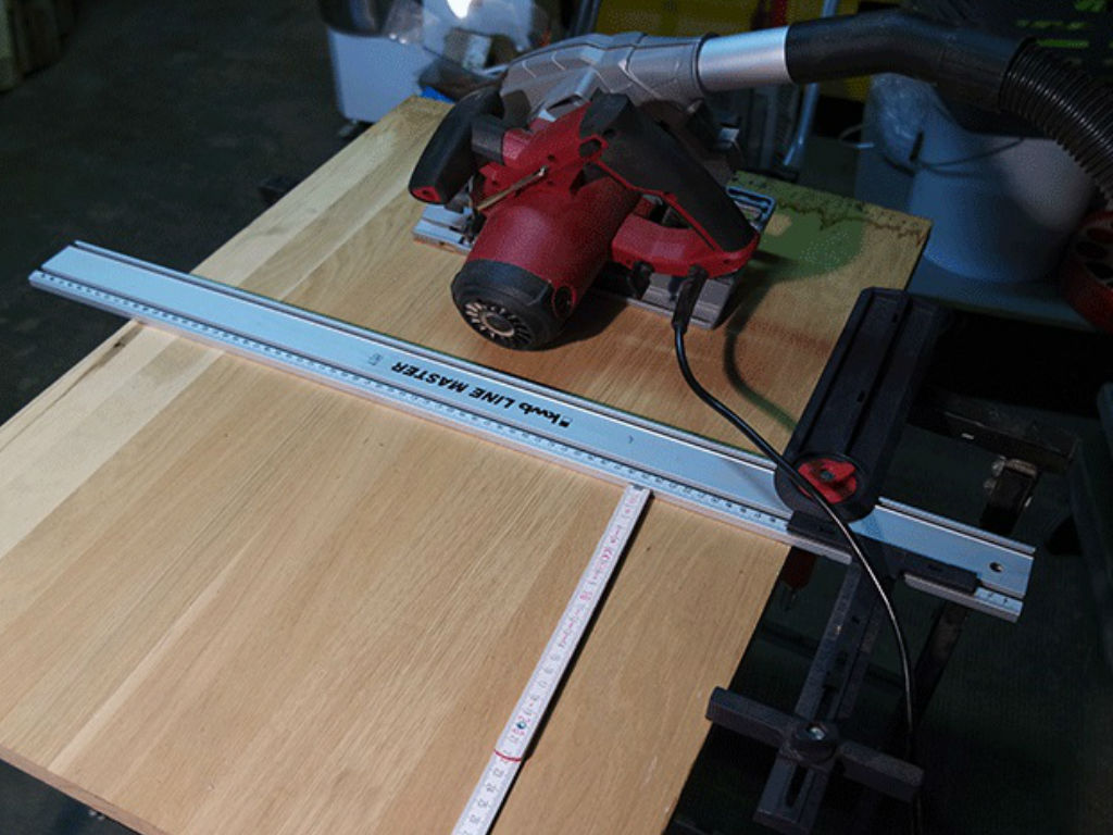 Holzelement wird ausgeschnitten