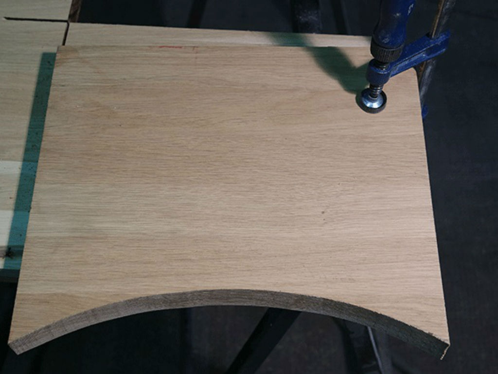 Holzbrett wird eingespannt