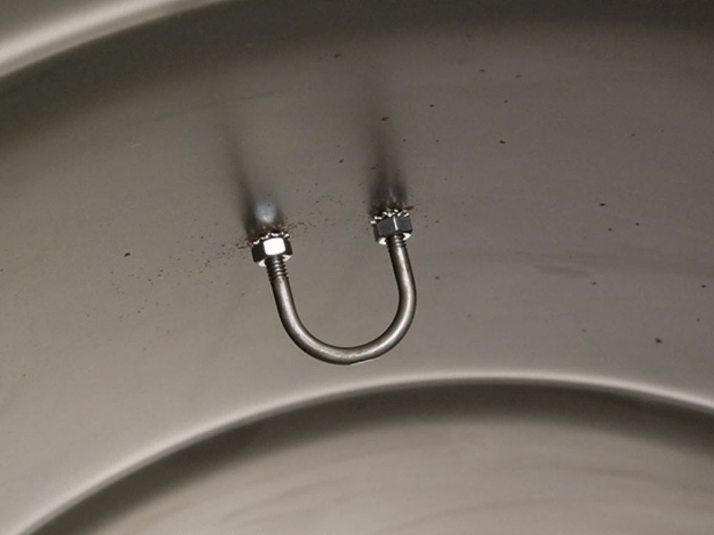 Ein gebogener U-Bügel wird befestigt