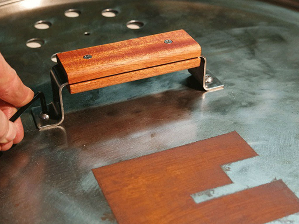 Handgriff am BBQ-Smoker wird befestigt