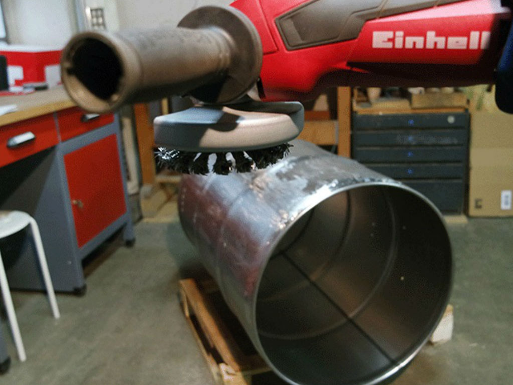 Ein Einhell Winkelschleifer schleift das Fass für den Smoker mit dem passenden Aufsatz.