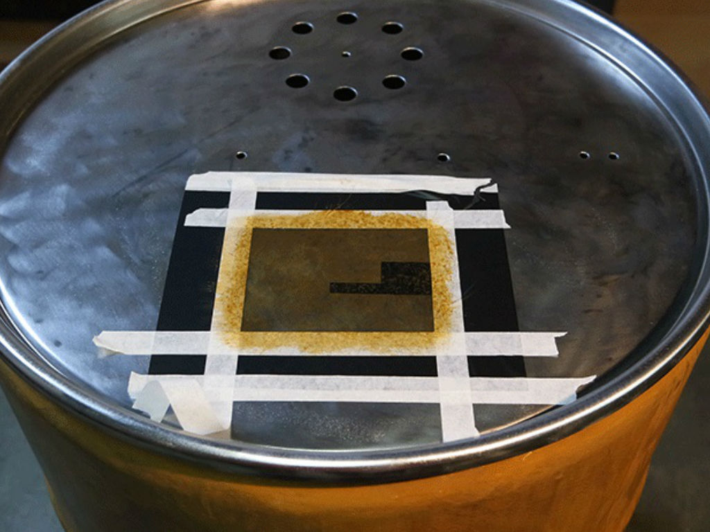 Sprühschablone für Einhell-Logo auf dem Smoker