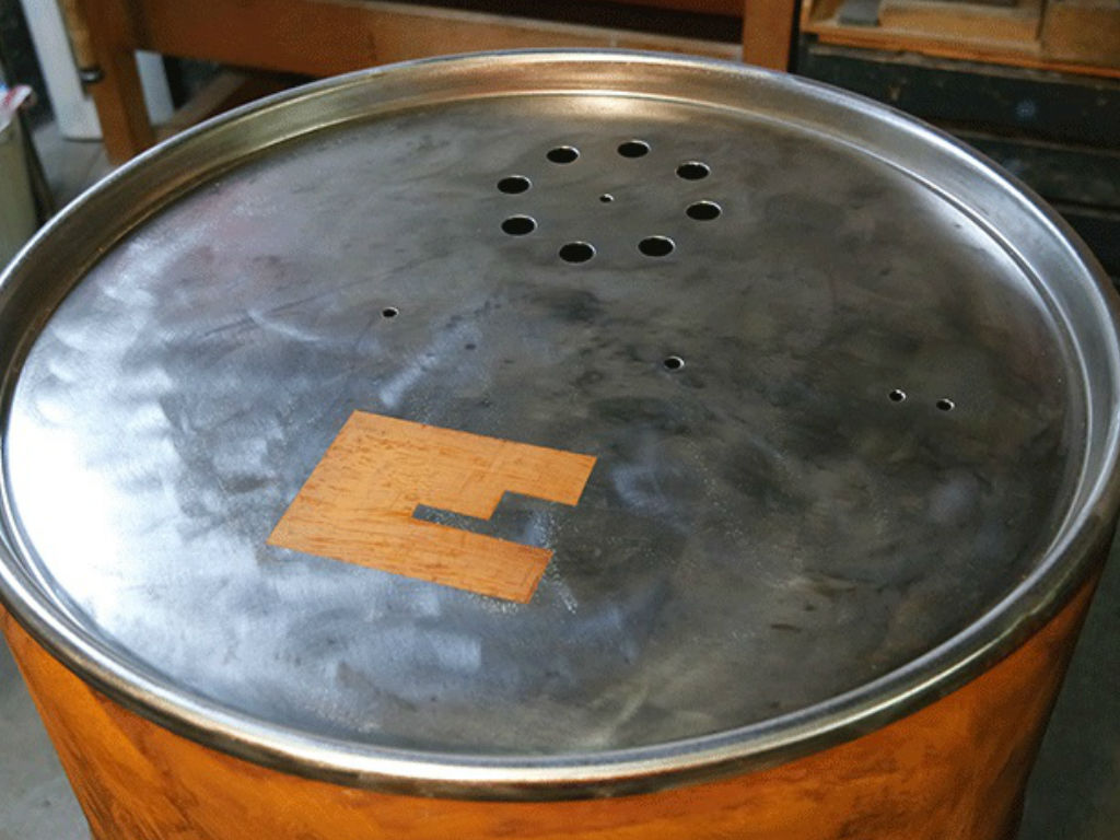 Das Fass für den Smoker mit einem Einhell Logo.