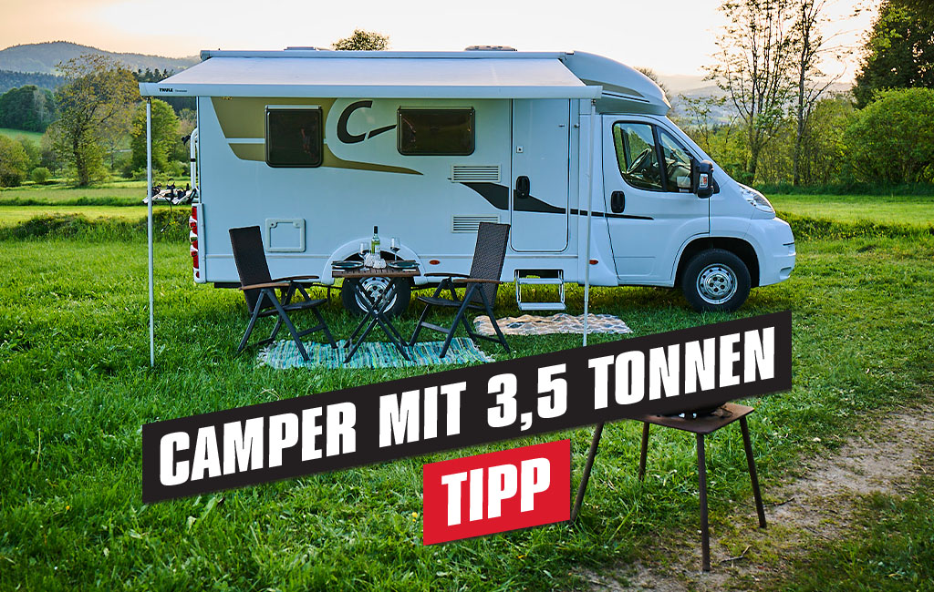 Ein Wohnmobil mit ausgefahrener Markise, zwei Stühlen und einem Tisch steht auf einer grünen Wiese, mit der Beschriftung "Camper mit 3,5 Tonnen Tipp" im Vordergrund.