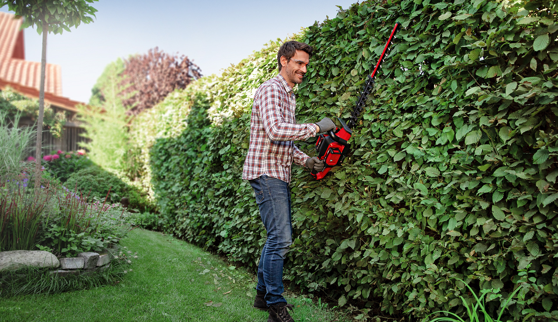 Cordless hedge trimmers are perfect for amateur gardeners