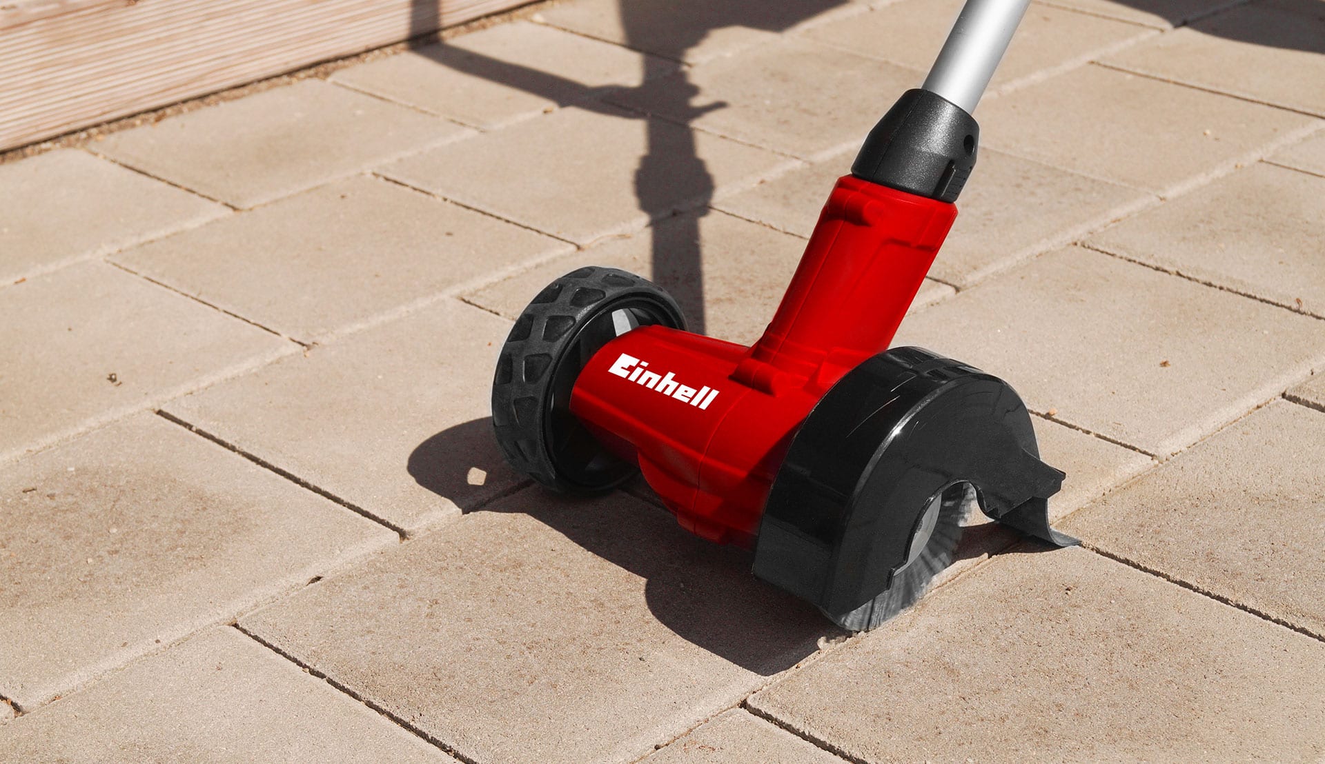 The spaces between paving stones are cleaned with an Einhell joint cleaner.