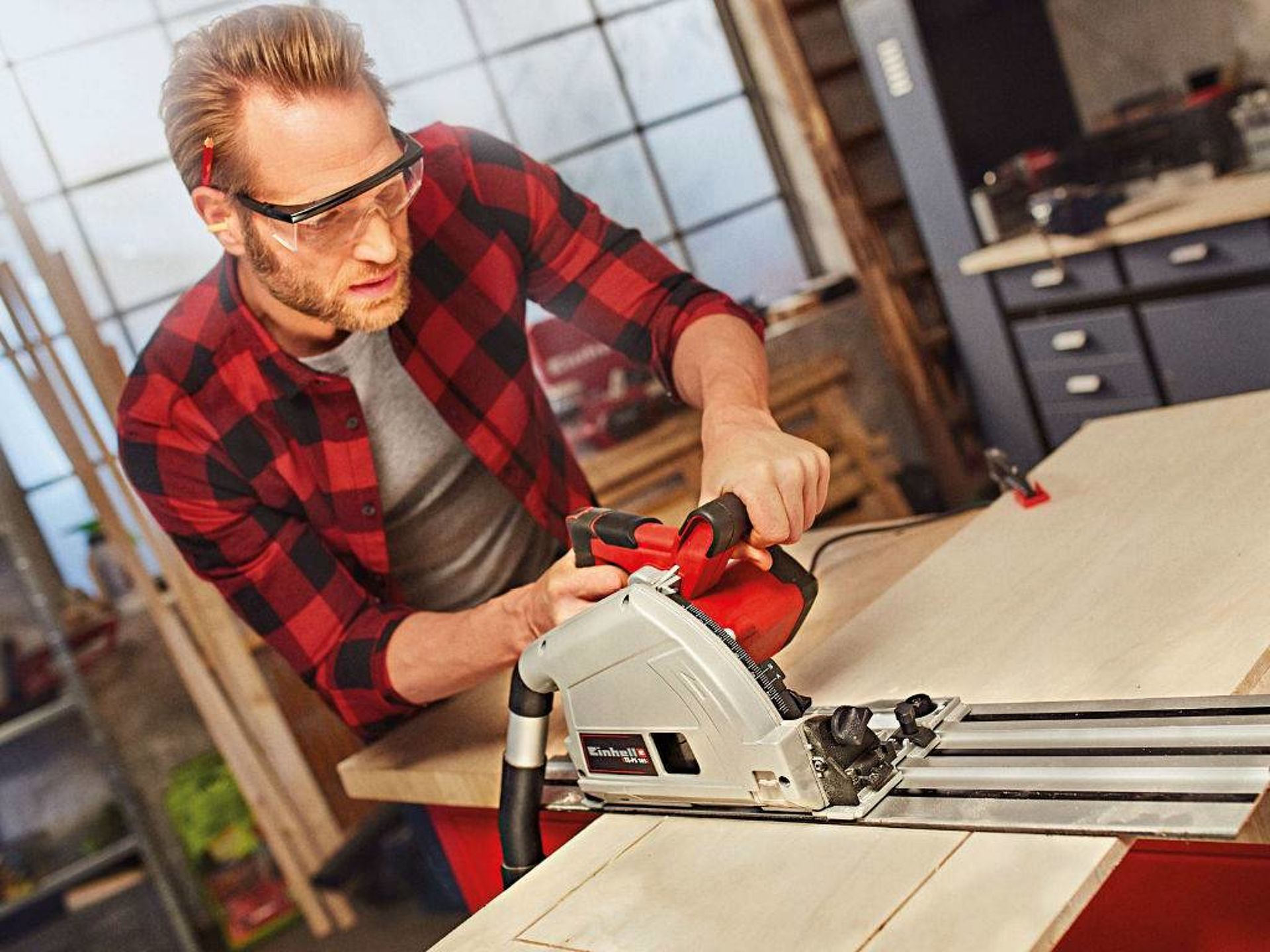 Hand held store circular saw