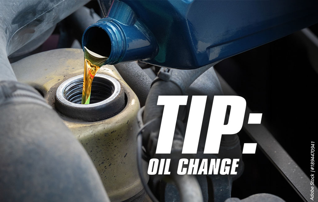 Engine oil being poured into a motorcycle, text in image: “Tip: oil change”.