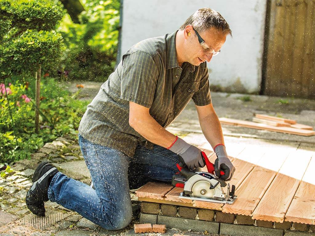 Practical tips The correct way to cut with a cordless circular