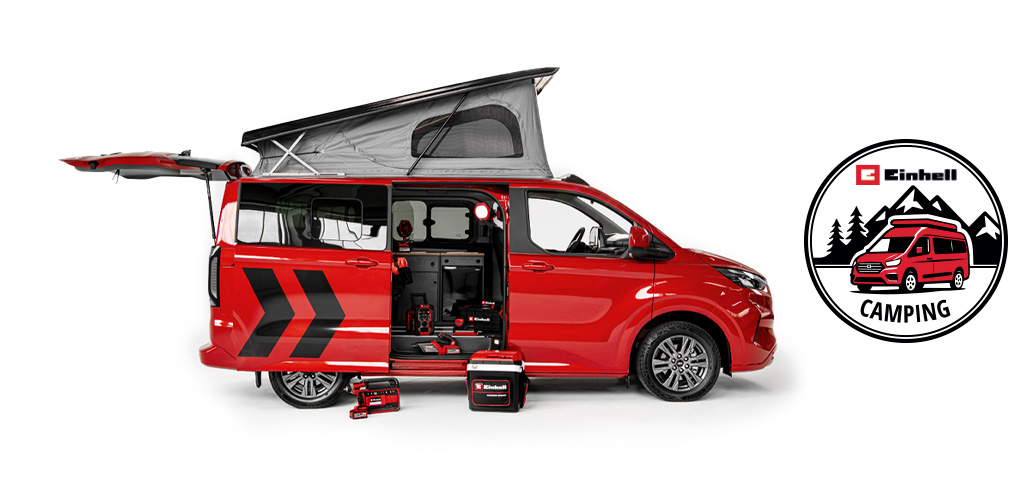 Ein roter Camping-Van mit aufgeklapptem Dach und geöffneten Türen steht auf weißem Hintergrund. Davor sind mehrere Einhell Akku-Geräte platziert. Rechts ist das Einhell-Camping-Logo mit Van und Bergen zu sehen.