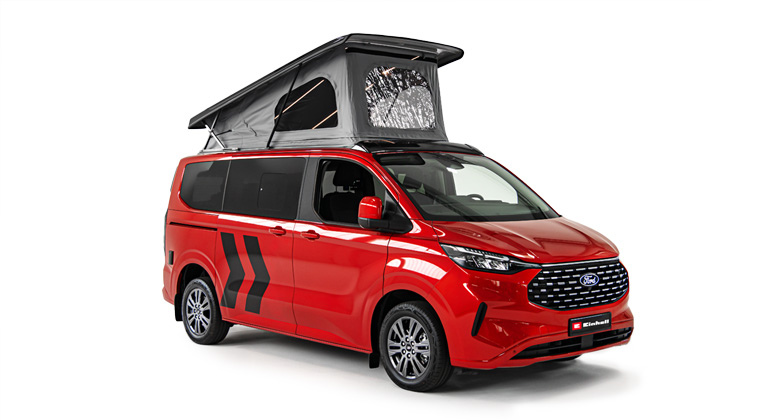 Ein roter Camping-Van mit schwarzem Einhell-Logo und aufgeklapptem Dach steht auf weißem Hintergrund. Die Fahrzeugfront zeigt das Ford-Logo.