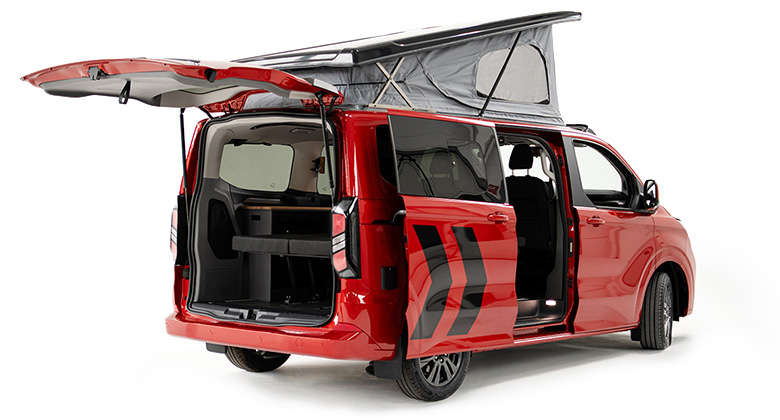 Ein roter Camping-Van mit aufgeklapptem Dach steht auf weißem Hintergrund. Heckklappe und Seitentüren sind geöffnet und geben den Blick ins Innere frei.