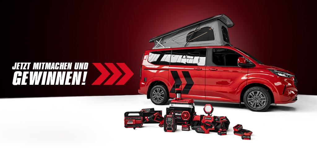 Ein roter Camping-Van mit aufgeklapptem Dach steht auf weißem Boden, davor Einhell-Akkugeräte. Links steht in weißer Schrift: „JETZT MITMACHEN UND GEWINNEN!“