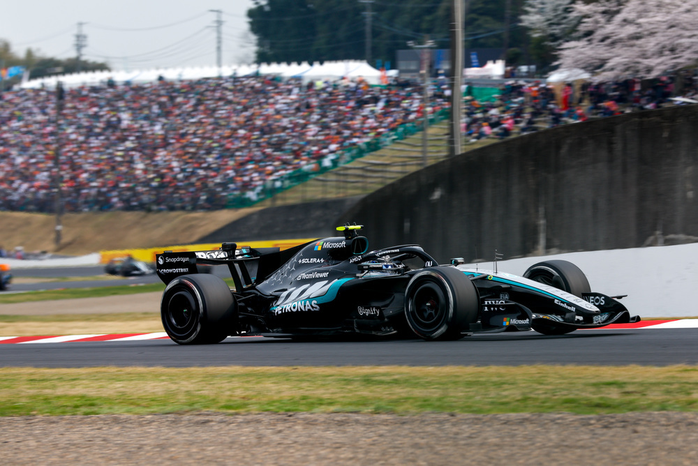 Mercedes Formel-1-Auto fährt an vollen Tribünen vorbei