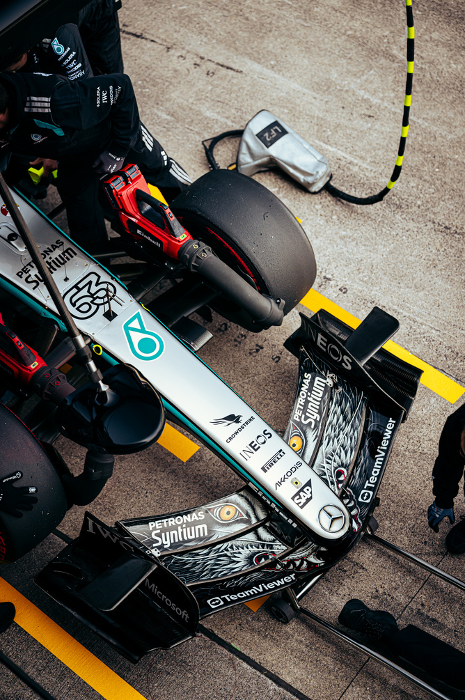 Draufsicht auf Mercedes Formel-1-Auto in der Garage