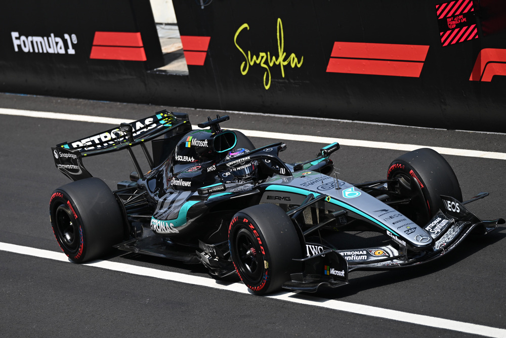 Mercedes Formel-1-Auto auf der Strecke mit Sponsorenlogos