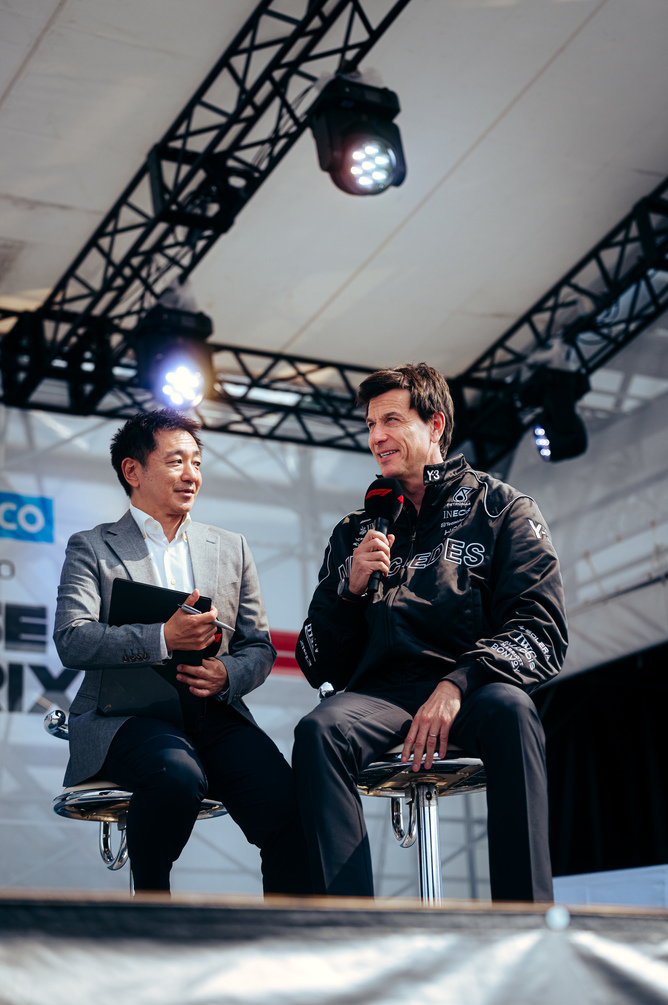 Toto Wolff wird von einem Reporter auf der Bühne interviewt
