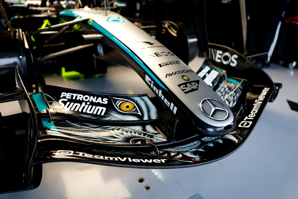 Nahaufnahme der Frontpartie eines Mercedes Formel-1-Autos