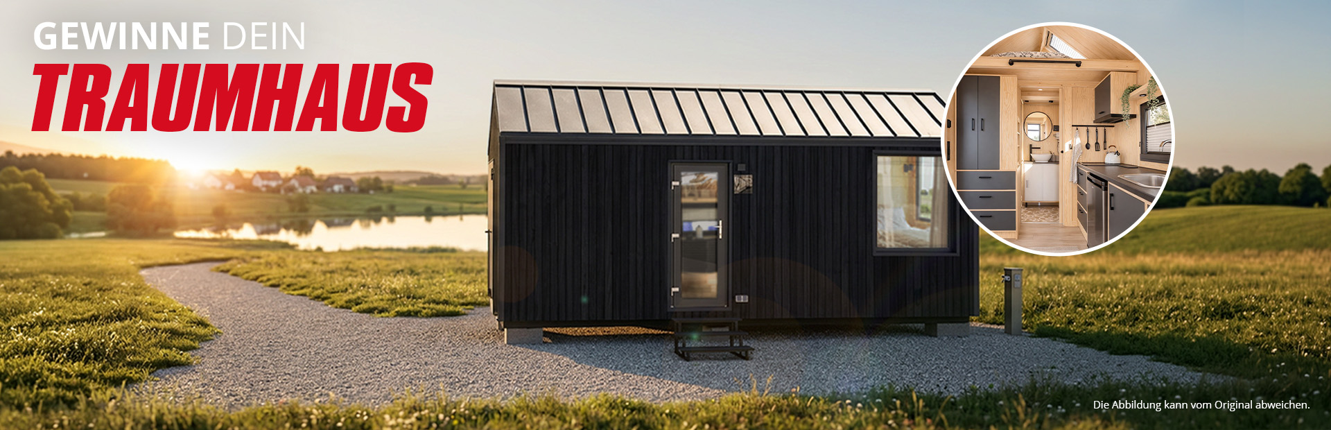 Werbebanner mit dem Text „GEWINNE DEIN TRAUMHAUS“, das ein schwarzes Tiny House in einer Wiesenlandschaft bei Sonnenuntergang zeigt.