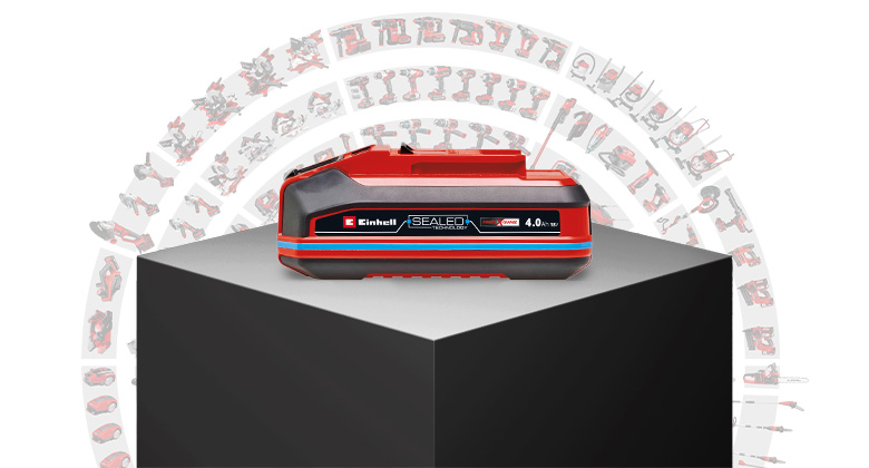 Der Einhell SEALED Akku Power X-Change 4,0 Ah auf schwarzem Podest vor grafischem Hintergrund.