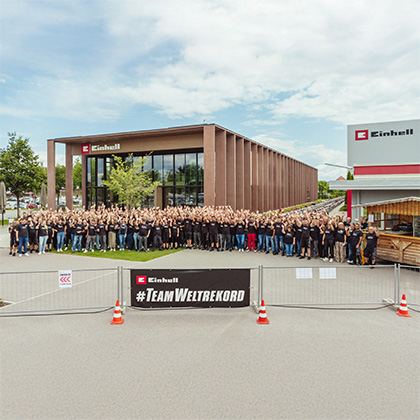 Das Guinness World Records Logo über einem Event-Foto mit Einhell-Werkzeugen.
