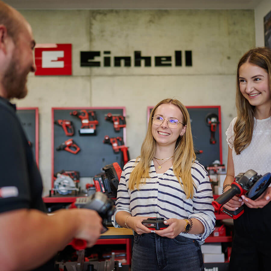two girls with Einhell devices in their hands