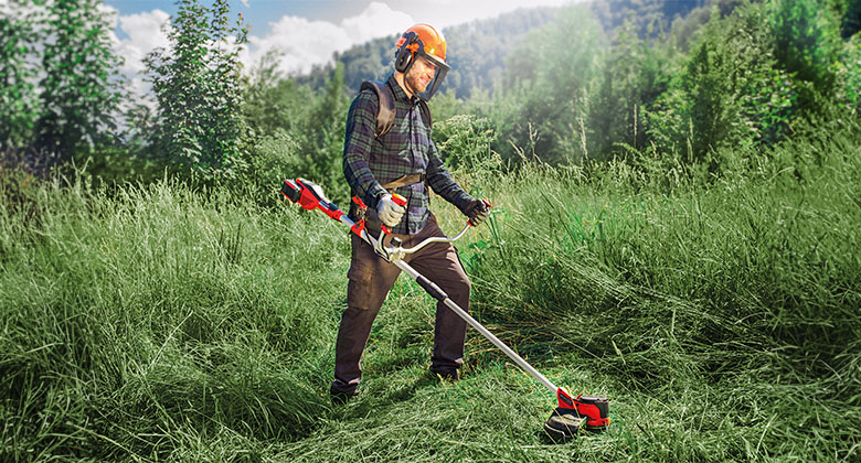 Mann arbeitet mit Einhell Akku-Sense