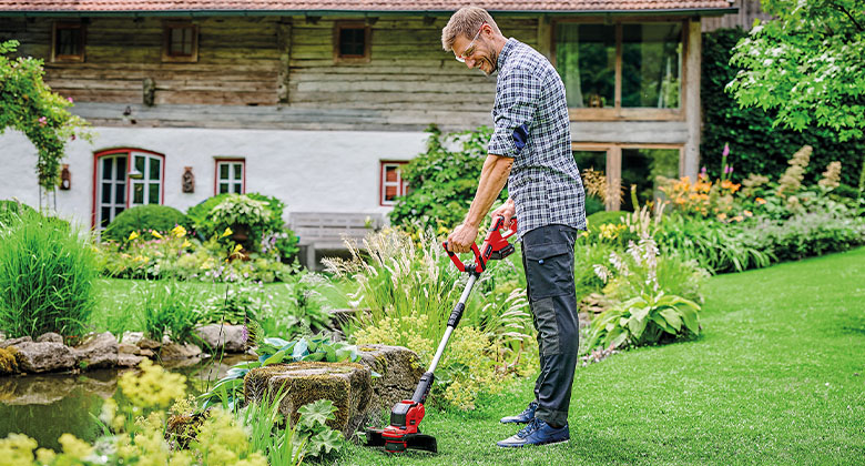 Mann arbeitet mit Einhell Akku-Trimmer