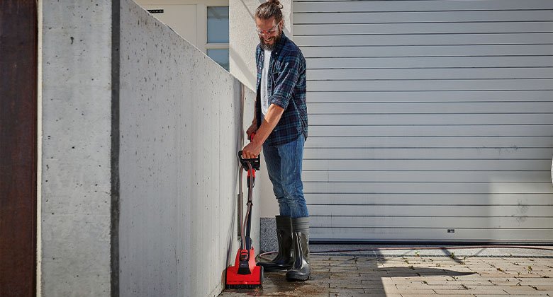 Cordless grout cleaners and surface brushes