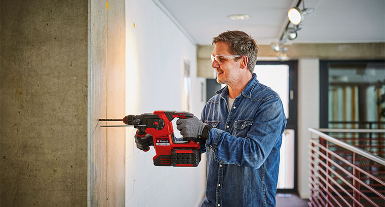 Battery hammer clearance