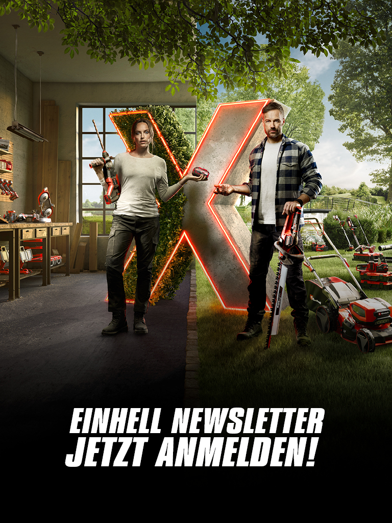 Ein Mann und eine Frau stehen in einer Werkstatt und einem Garten. Sie halten Werkzeuge in der Nähe eines leuchtenden roten „X“. Der Text lautet „Einhell Newsletter Jetzt Anmelden!“.