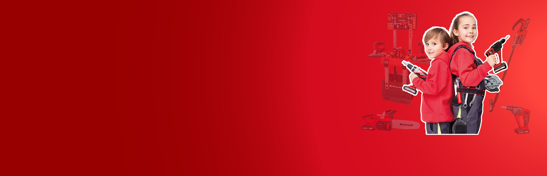 Zwei Kinder in roter Kleidung mit Einhell Spielzeugwerkzeugen und Werkbank vor rotem Hintergrund.