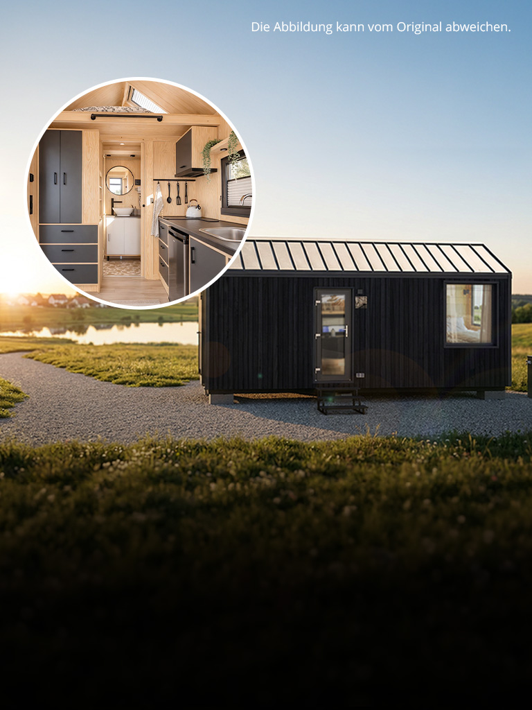 Das Bild zeigt ein modernes Tiny House mit schwarzer Außenfassade auf einem Kiesplatz in einer ländlichen Landschaft nahe einem Gewässer, umgeben von Grünflächen. Eine kreisförmige Einblendung zeigt das Innere mit einer kompakten Küche und einem kleinen Badezimmer in heller Holzoptik.