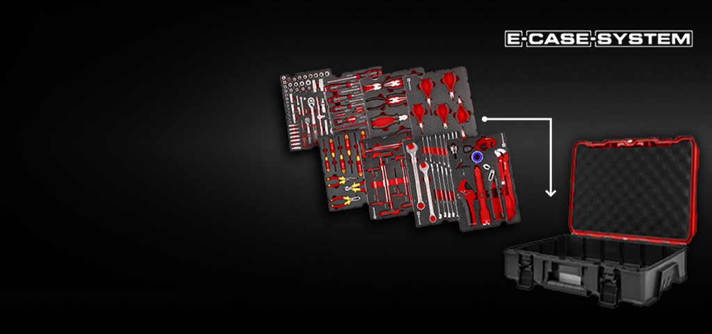 Das Bild zeigt mehrere modular angeordnete Werkzeugeinlagen mit rot‑grauen Handwerkzeugen. Rechts daneben befindet sich ein schwarzer Transportkoffer, zu dem die gezeigten Einsätze gehören. Oben rechts steht der Schriftzug „E‑CASE SYSTEM“.