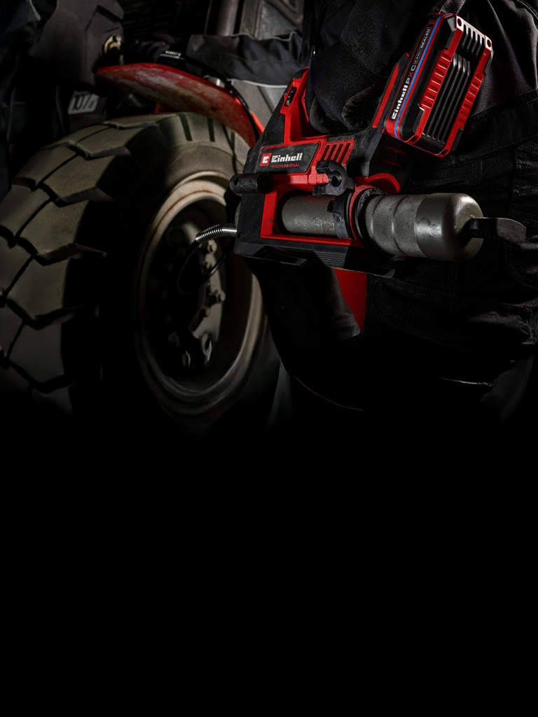 Person nutzt eine Einhell Akku-Fettpresse zur Schmierung eines Fahrzeugteils.