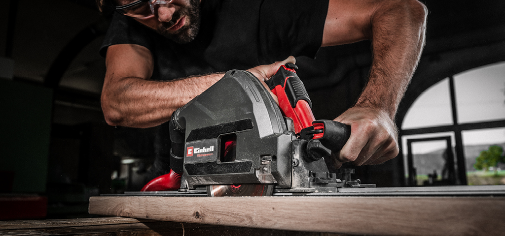A man using the cordless plunge cut saw.