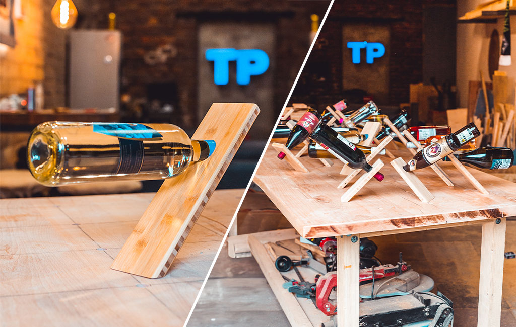 Zwei Ansichten eines Weinflaschenhalters aus Holz, der eine Flasche in schräger Balance hält; mehrere Varianten auf einem Tisch.