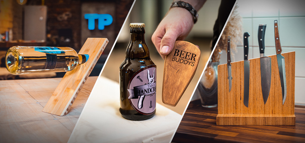 Drei Holzprodukte: ein schräger Flaschenhalter mit Weinflasche, ein gravierter Flaschenöffner mit „BEER BUDDYS“ und ein Messerblock mit vier Messern.
