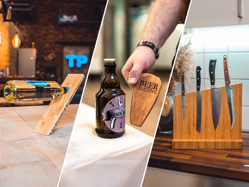 Drei Holzprodukte: ein schräger Flaschenhalter mit Weinflasche, ein gravierter Flaschenöffner mit „BEER BUDDYS“ und ein Messerblock mit vier Messern.