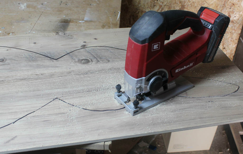 Einhell Stichsäge schneidet Hasenkontur aus Holzplatte